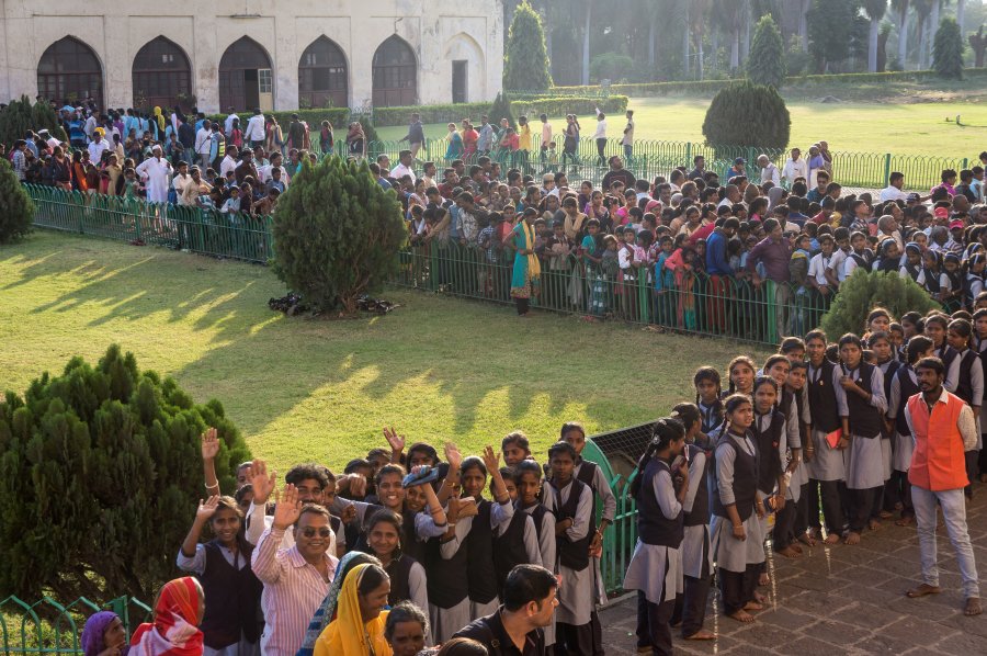 Foule au mausolée Gol Gumbaz, Bijapur, Inde