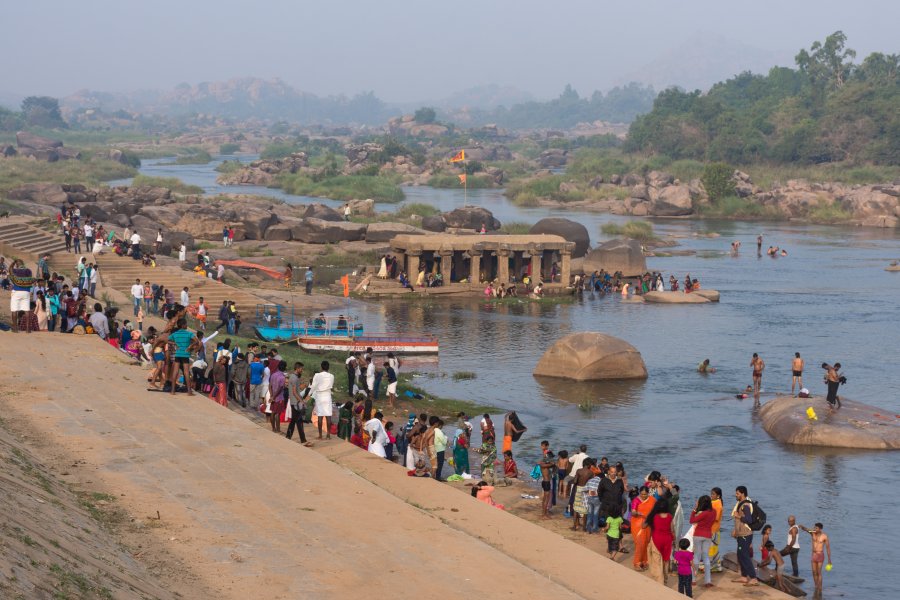 Ghats au bord de la rivière d'Hampi en Inde