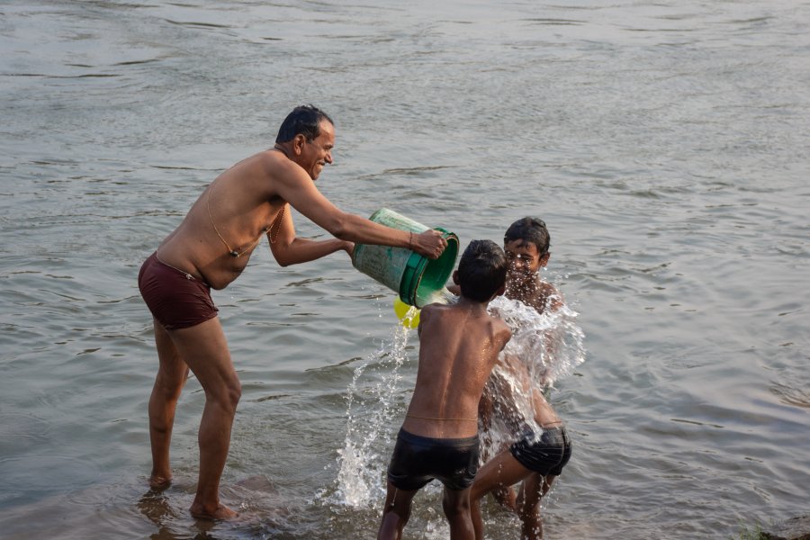 Jeux dans la rivière d'Hampi