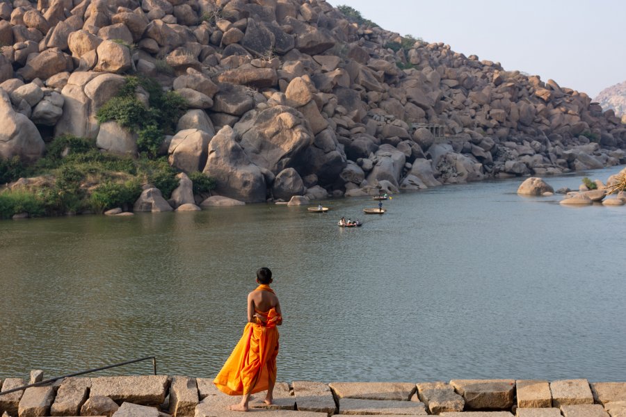 Pélerin près de la rivière à Hampi, Inde