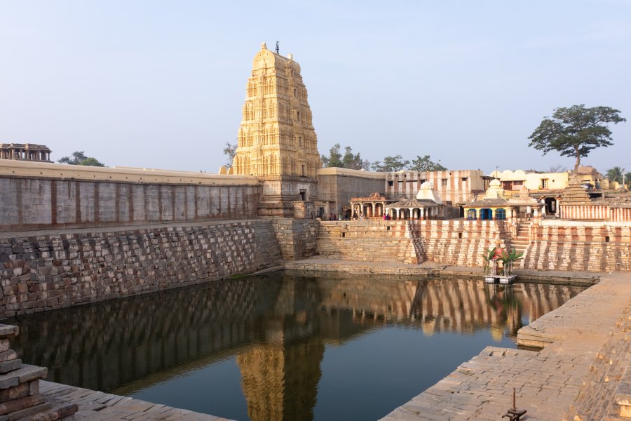 Bassin du temple Virupaksha à Hampi, Inde