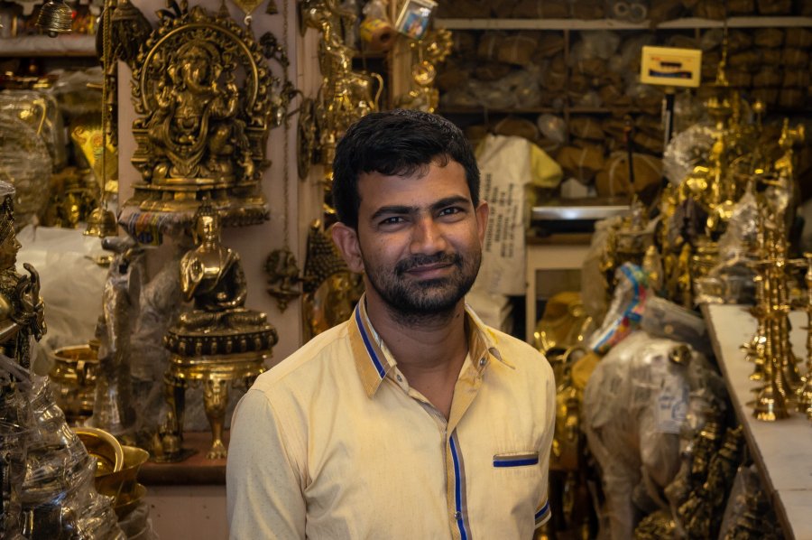 Vendeur dans une boutique de Bangalore, Karnataka
