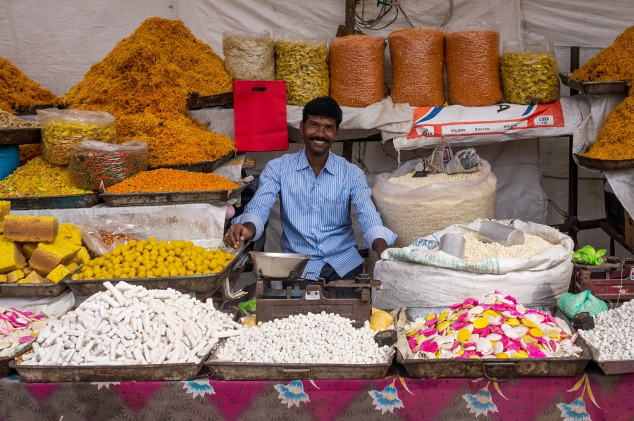 Vendeur souriant à Hampi en Inde