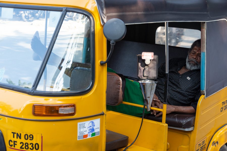 Chauffeur de tuk-tuk à Chennai, Inde