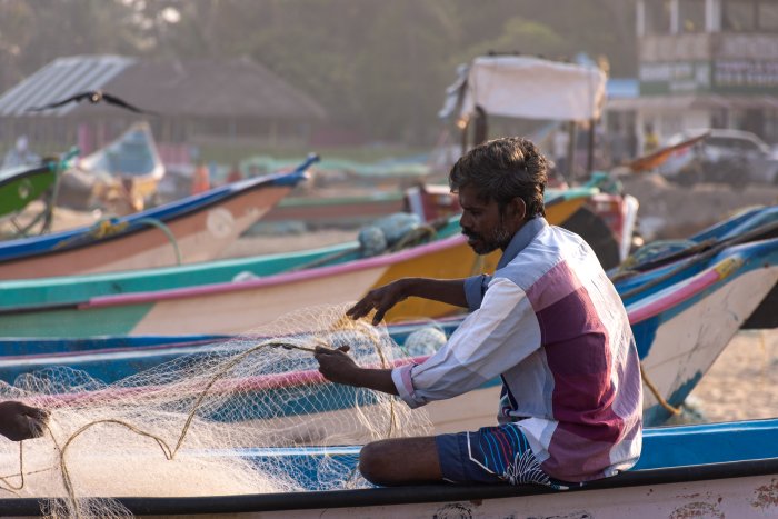 Pêcheur sur la plage de Mahabalipuram, Inde