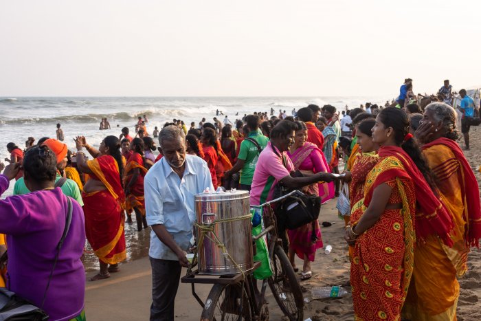 Pèlerins sur la plage de Mahabalipuram, Inde