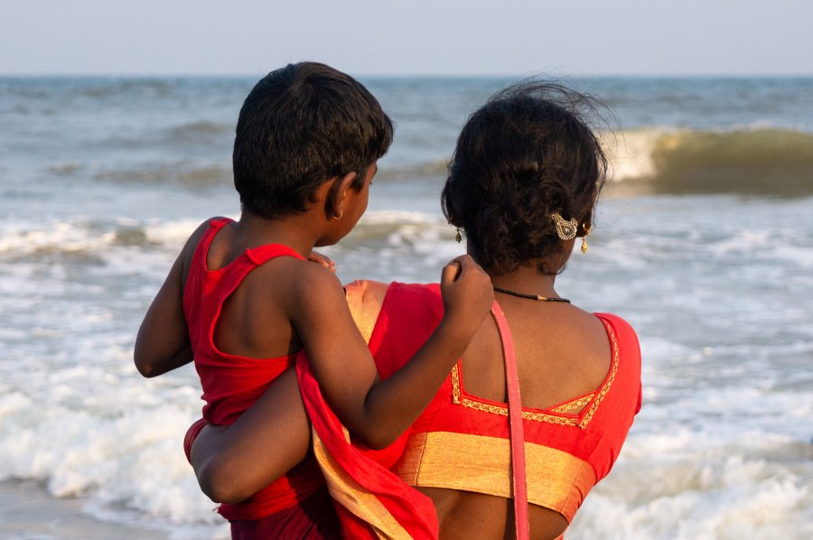 Pèlerins sur la plage de Mahabalipuram, Inde