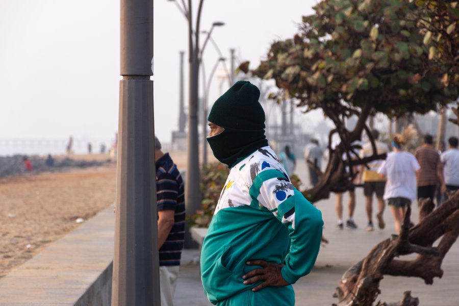 Sportif sur la plage de Pondichery, Inde