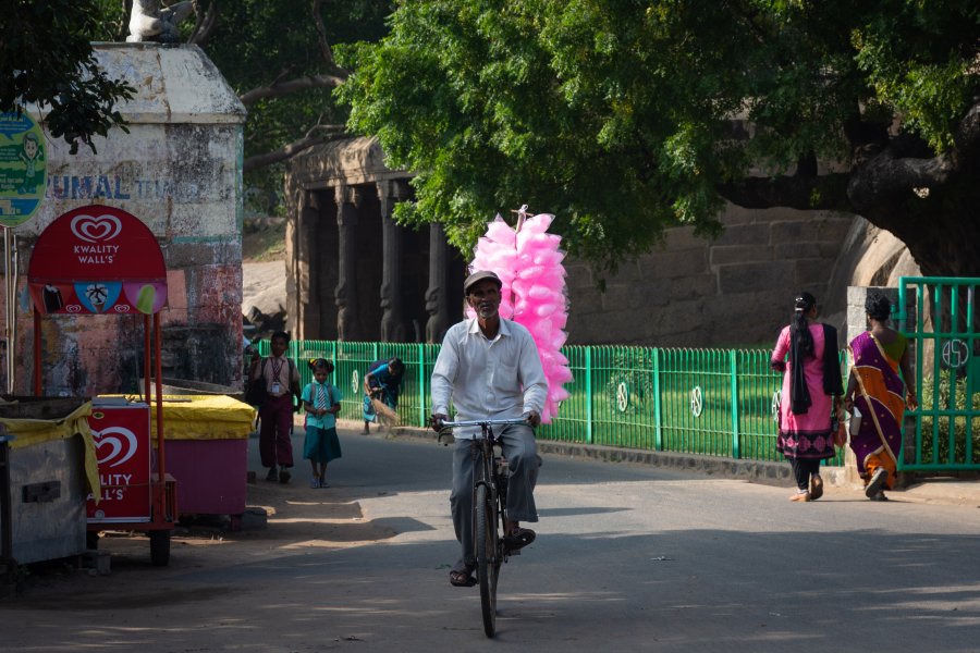 Vendeur de barbapapa à Mahabalipuram, Inde