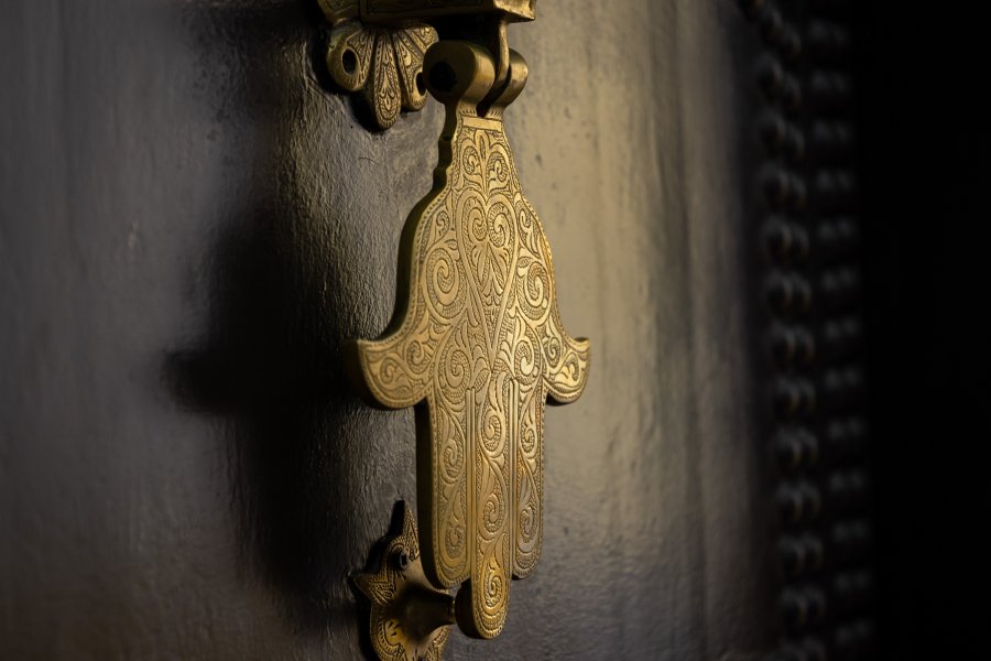 Main de fatma sur une porte de Tanger