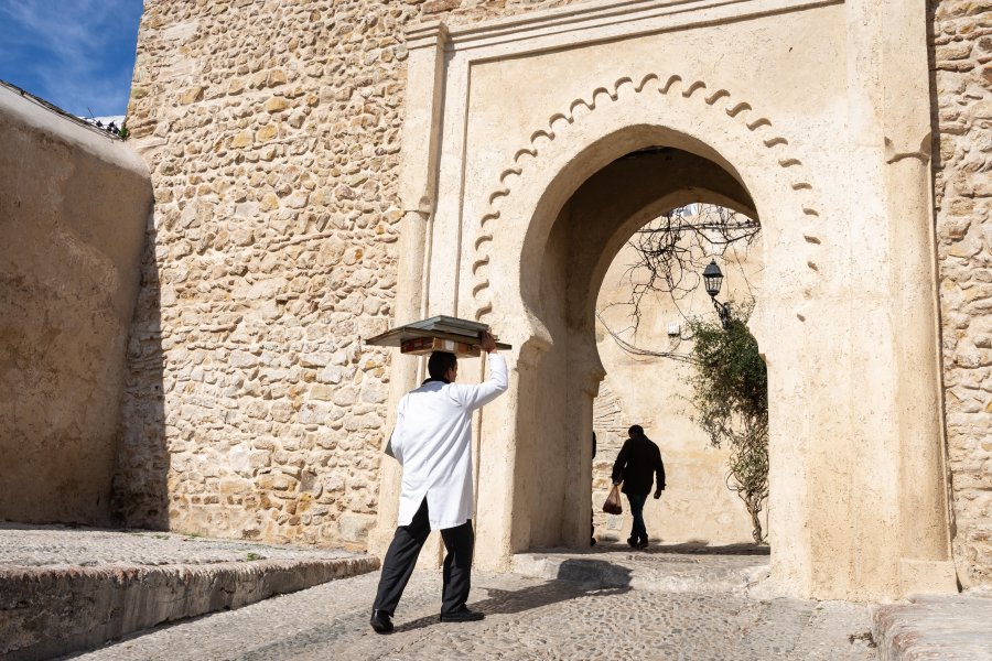 Porte dans la médina de Tanger, Maroc