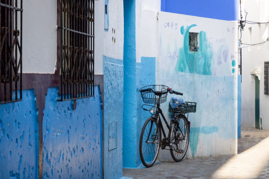 Vélo et murs bleus à Asilah, Maroc