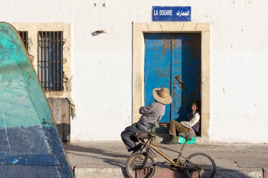 Amis qui discutent au port d'Essaouira