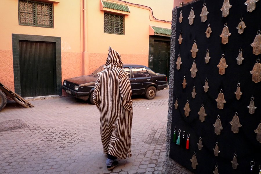 Marocain en djellaba dans la médina de Marrakech