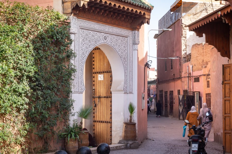 Jolie rue dans la médina de Marrakech