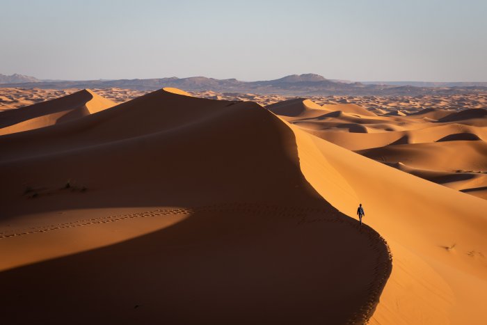 Marcher dans les dunes de sable à Merzouga