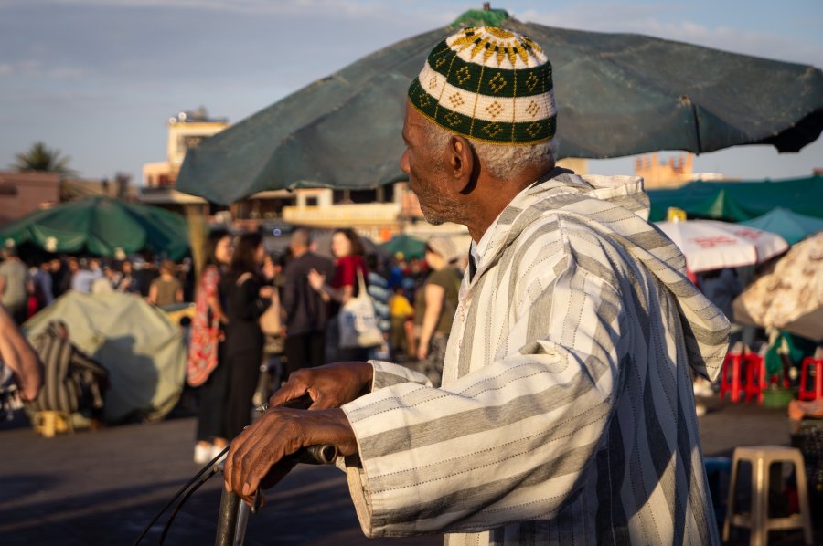 Passant à vélo à Marrakech au Maroc