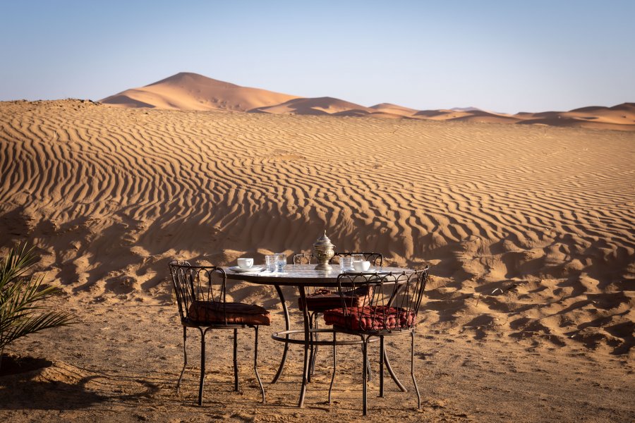 Petit déjeuner près des dunes de Merzouga au Maroc