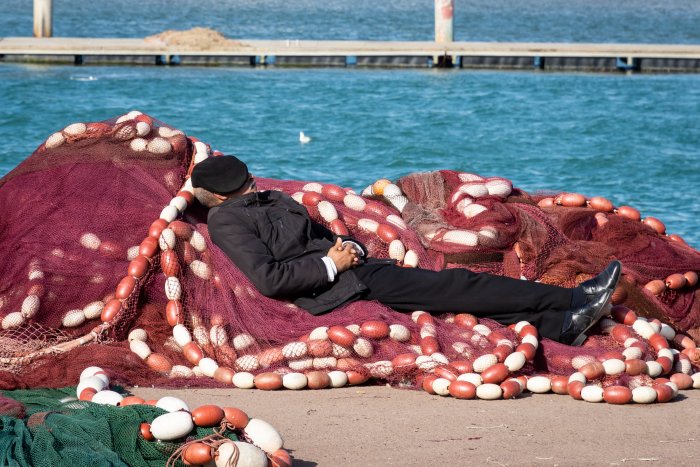 Sieste du pêcheur à Tanger