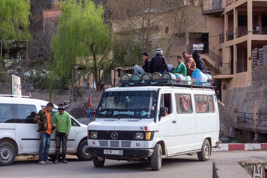 Voyageurs sur le toit sur un minibus marocain