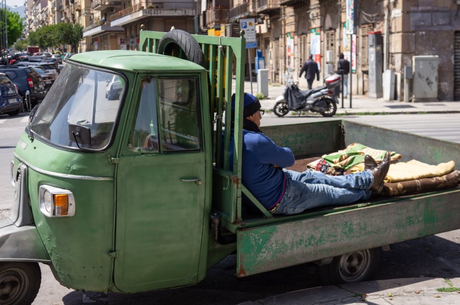 Sieste dans un Ape Piaggio en Sicile