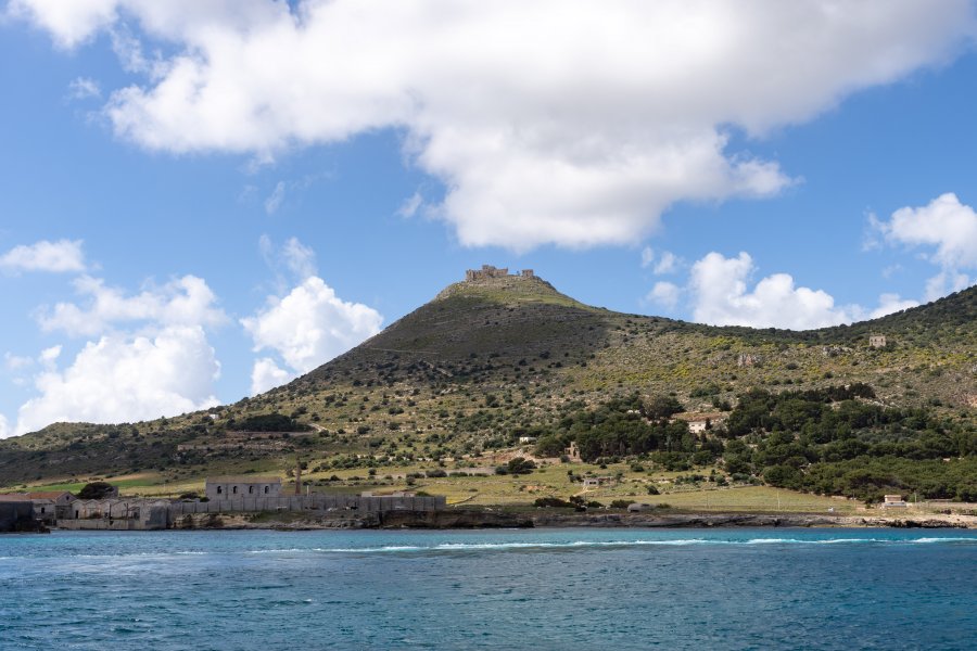 Château sur la colline de Favignana, Italie