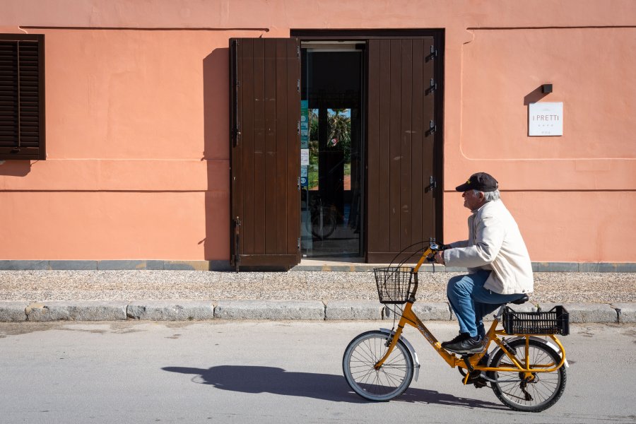 Cycliste à Favignana, Italie