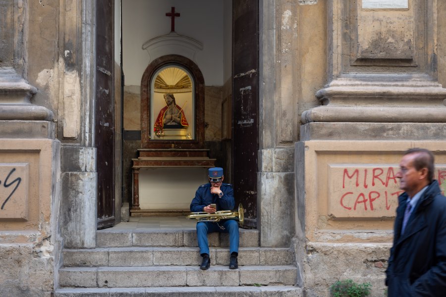 Musicien devant une église en Sicile