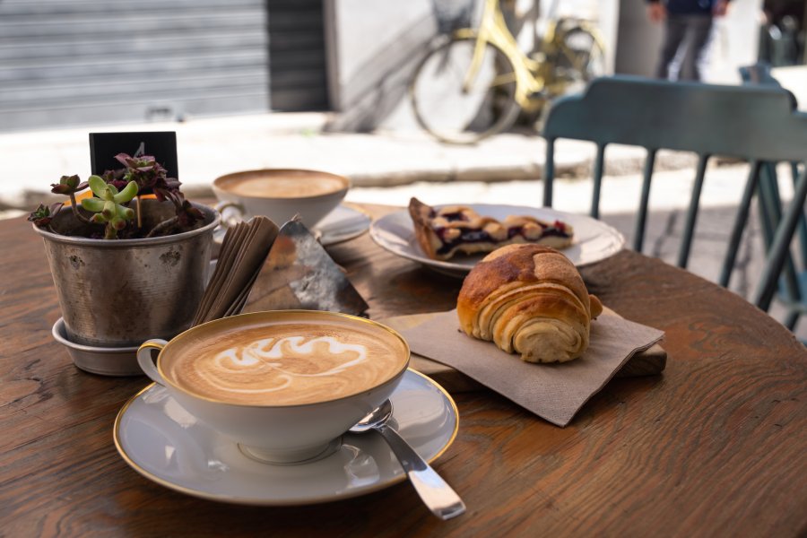 Petit déjeuner italien en terrasse