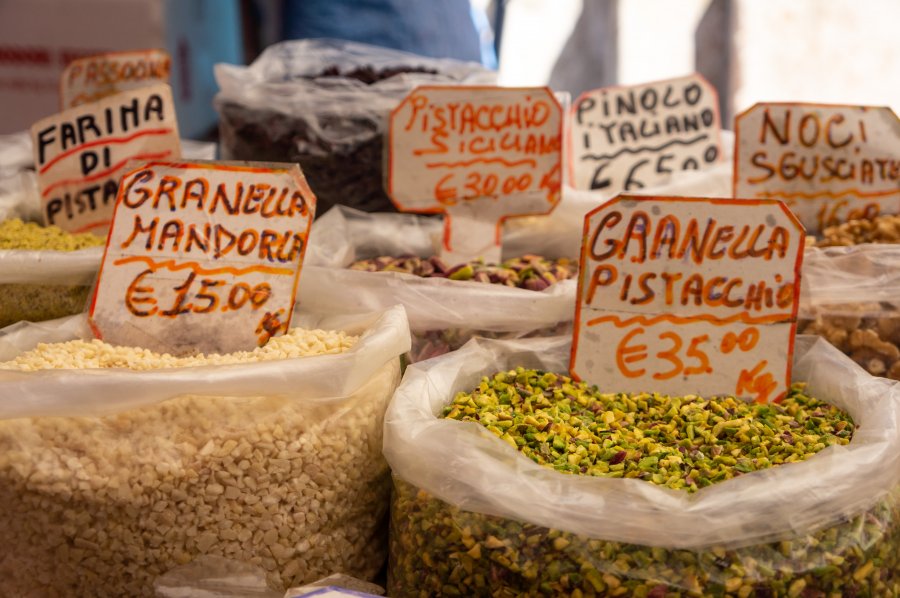 Pistaches et amandes au marché