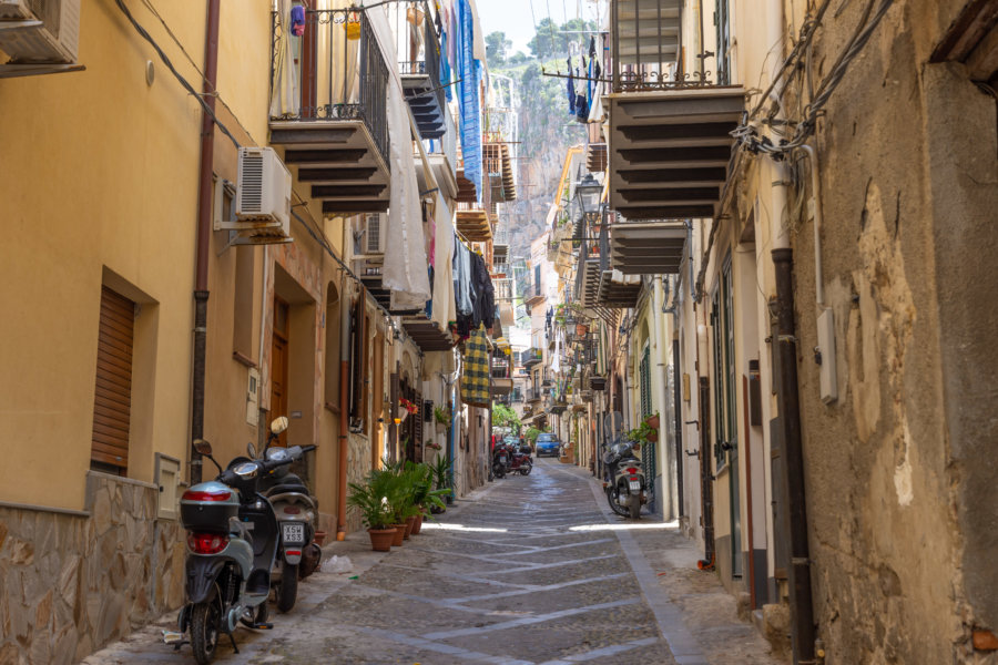 Ruelle typique de Cefalù, Sicile