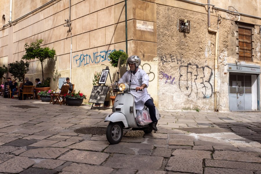 Scooter dans une rue de Palerme