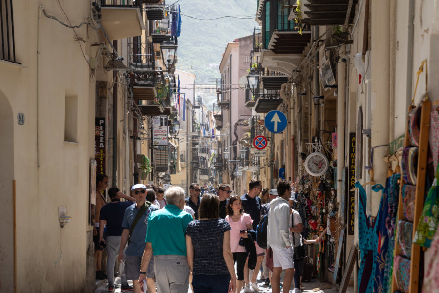 Touristes dans les rues de Cefalù, Italie