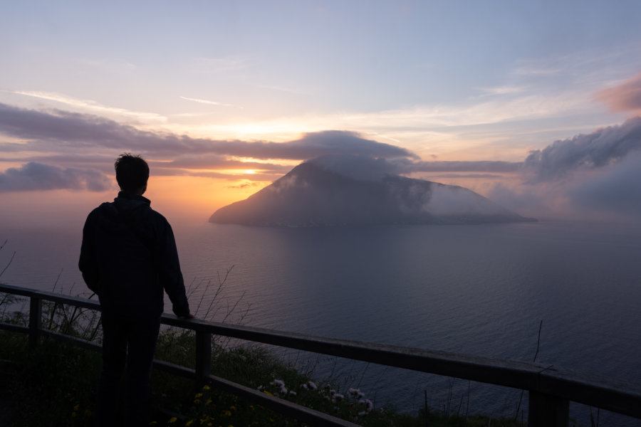 Coucher de soleil sur Salina depuis Lipari, îles éoliennes