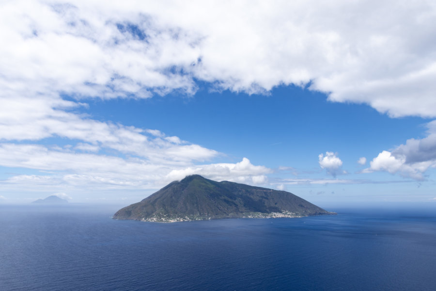 Île de Salina depuis Lipari, Sicile