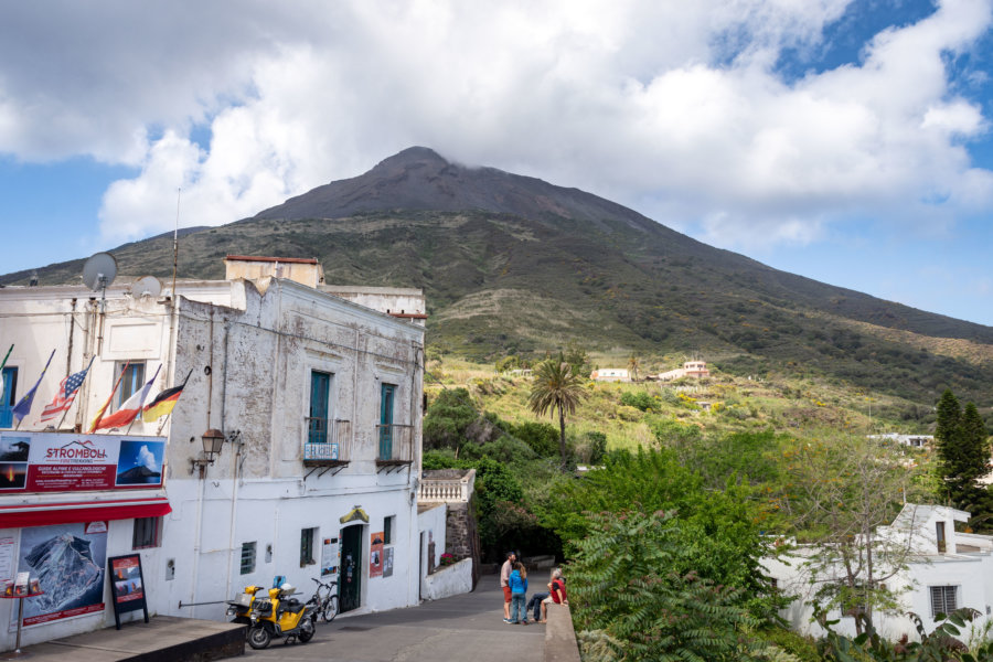 Village de Stromboli au pied du Volcan, îles éoliennes