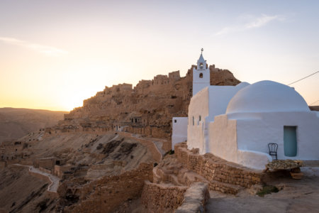 Coucher de soleil sur Chenini et sa mosquée, Tunisie