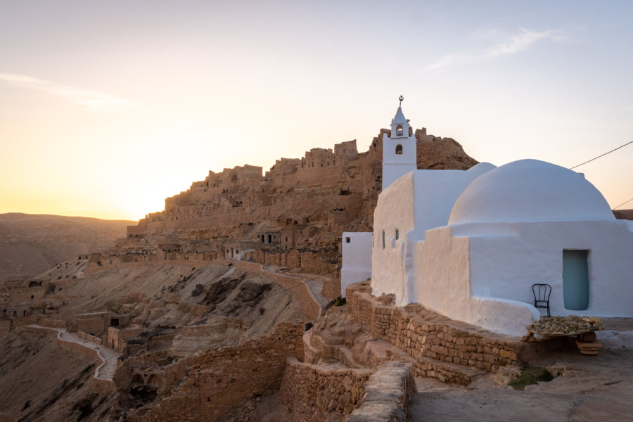 Coucher de soleil sur Chenini et sa mosquée, Tunisie