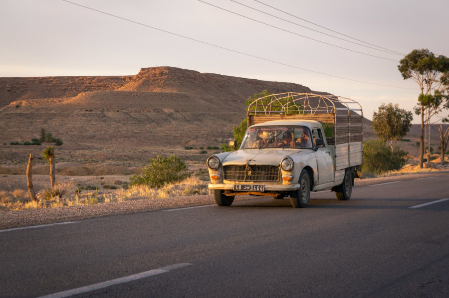 Peugeot sur la route en Tunisie