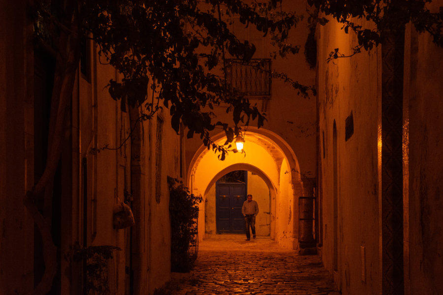 Ruelle de la médina de Tunis la nuit