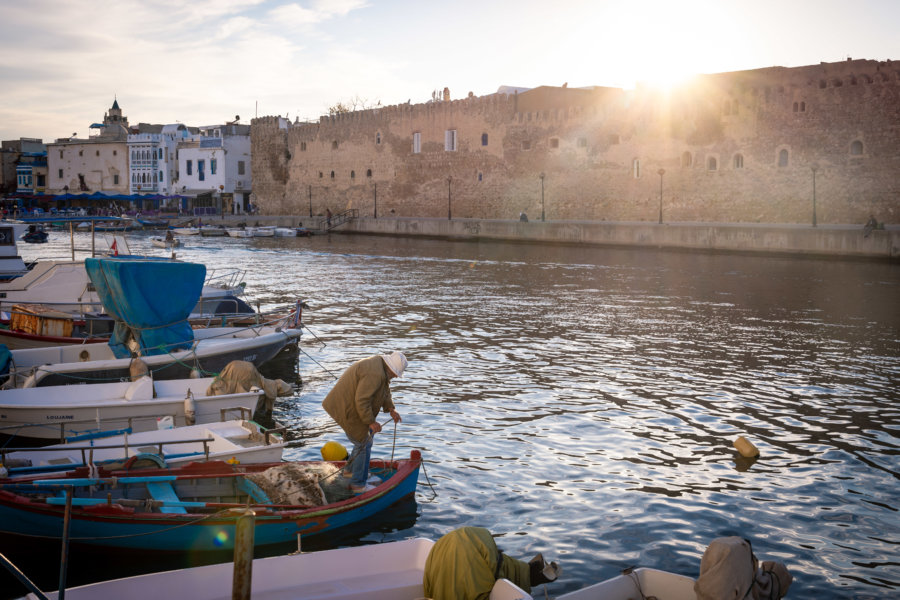 Pêcheur au vieux port de Bizerte, Tunisie