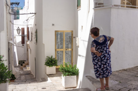 Mamie dans une rue d'Ostuni, Pouilles