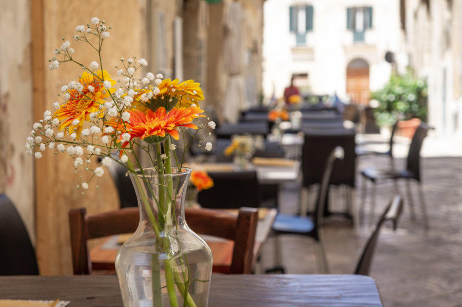 Terrasse fleurie à Lecce, Italie