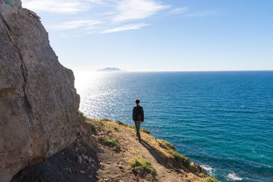 Touriste en randonnée au Cap Bon, Tunisie