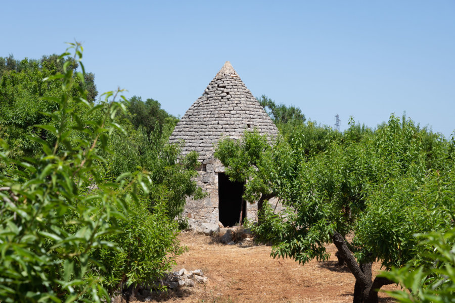 Trullo en pierres près d'Ostuni dans les Pouilles