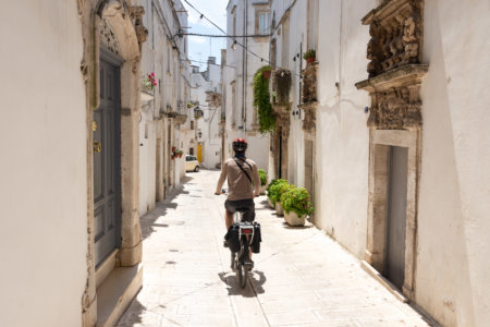 Touriste à vélo dans un village des Pouilles, Italie