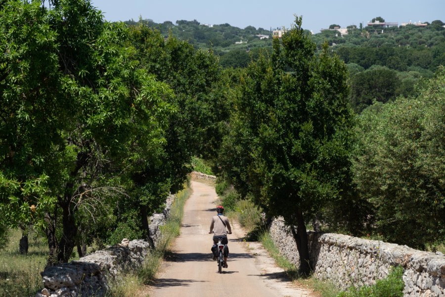 Touriste à vélo dans les Pouilles, Italie