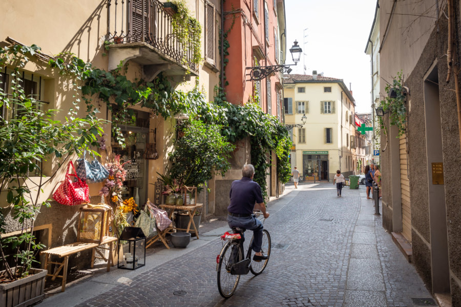 Cycliste à Parme en Italie