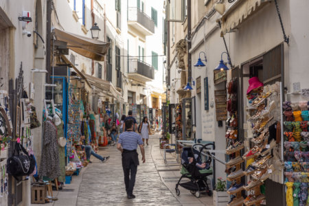 Rue touristique à Otranto, Italie