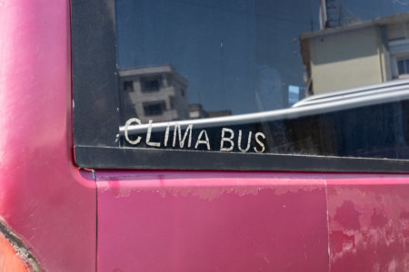Publicité mensongère sur un bus albanais